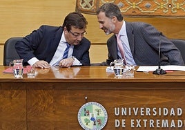 Guillermo Fernández Vara y el Rey Felipe VI.