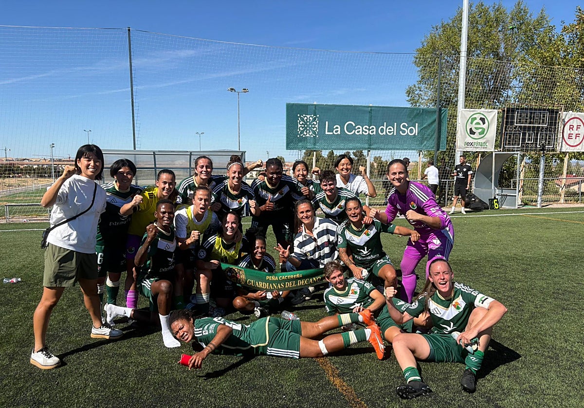 Las jugadoras del Cacereño celebran la victoria ante el Real MadridB.