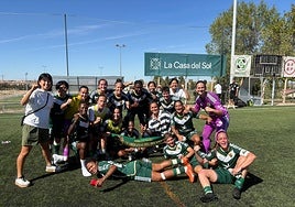 Las jugadoras del Cacereño celebran la victoria ante el Real MadridB.