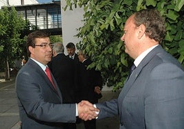 Imagen de Guillermo Fernández Vara con José Antonio Monago tras perder las elecciones en 2011.