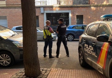 Gritos de «asesino» y «a la cárcel» a los detenidos por la muerte de la funcionaria en Badajoz