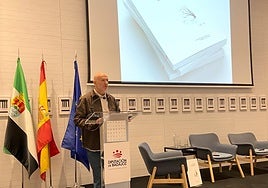 Luis Sáez presentando la Revista de Estudios Extremeños.