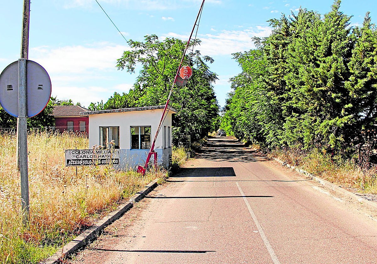 Entrada a la colonia Carlos Haya, a 15 kilómetros del centro de Badajoz.
