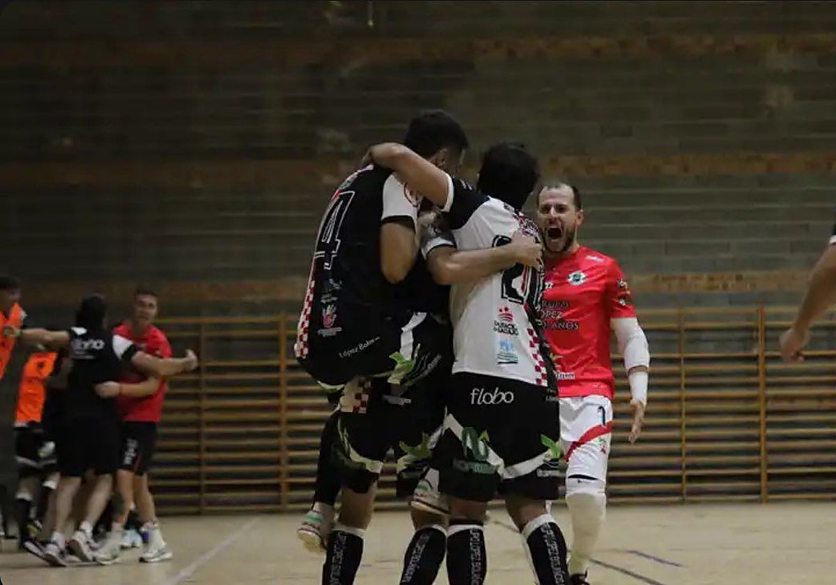 Los jugadores del Grupo López Bolaños celebran la última victoria liguera en casa.