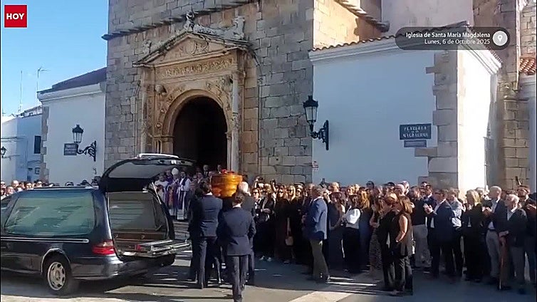 Aplausos a la llegada del féretro de Guillermo Fernández Vara a Olivenza