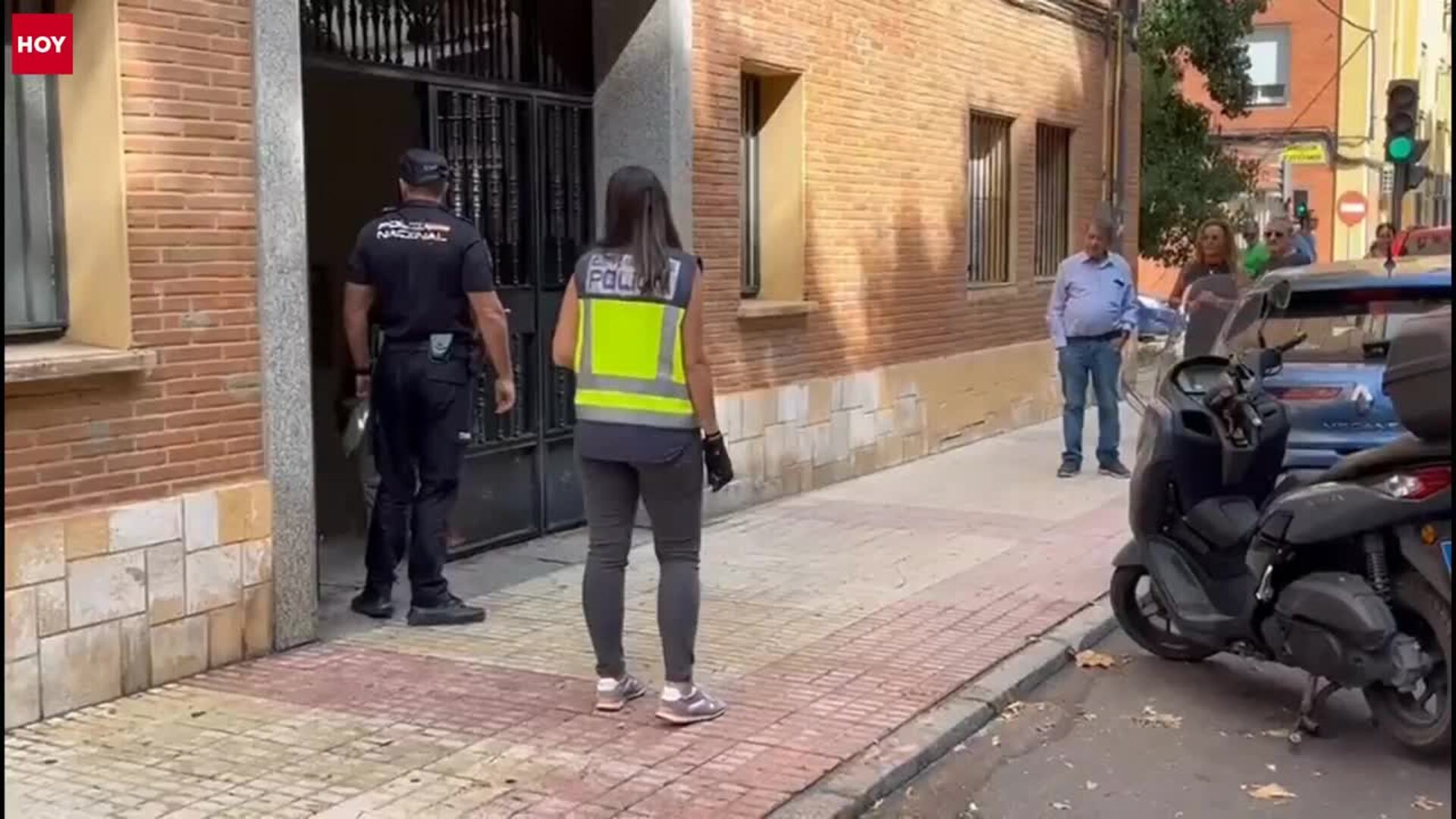 Gritos de «asesino» y «a la cárcel» a los detenidos por la muerte de la funcionaria en Badajoz
