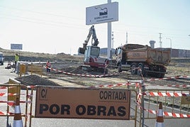 Máquinas durante la construcción de una rotonda que da acceso al Nevero desde la carretera de Campomayor.