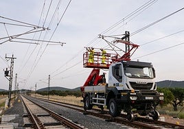 Trabajos de electrificación de una línea ferroviaria.