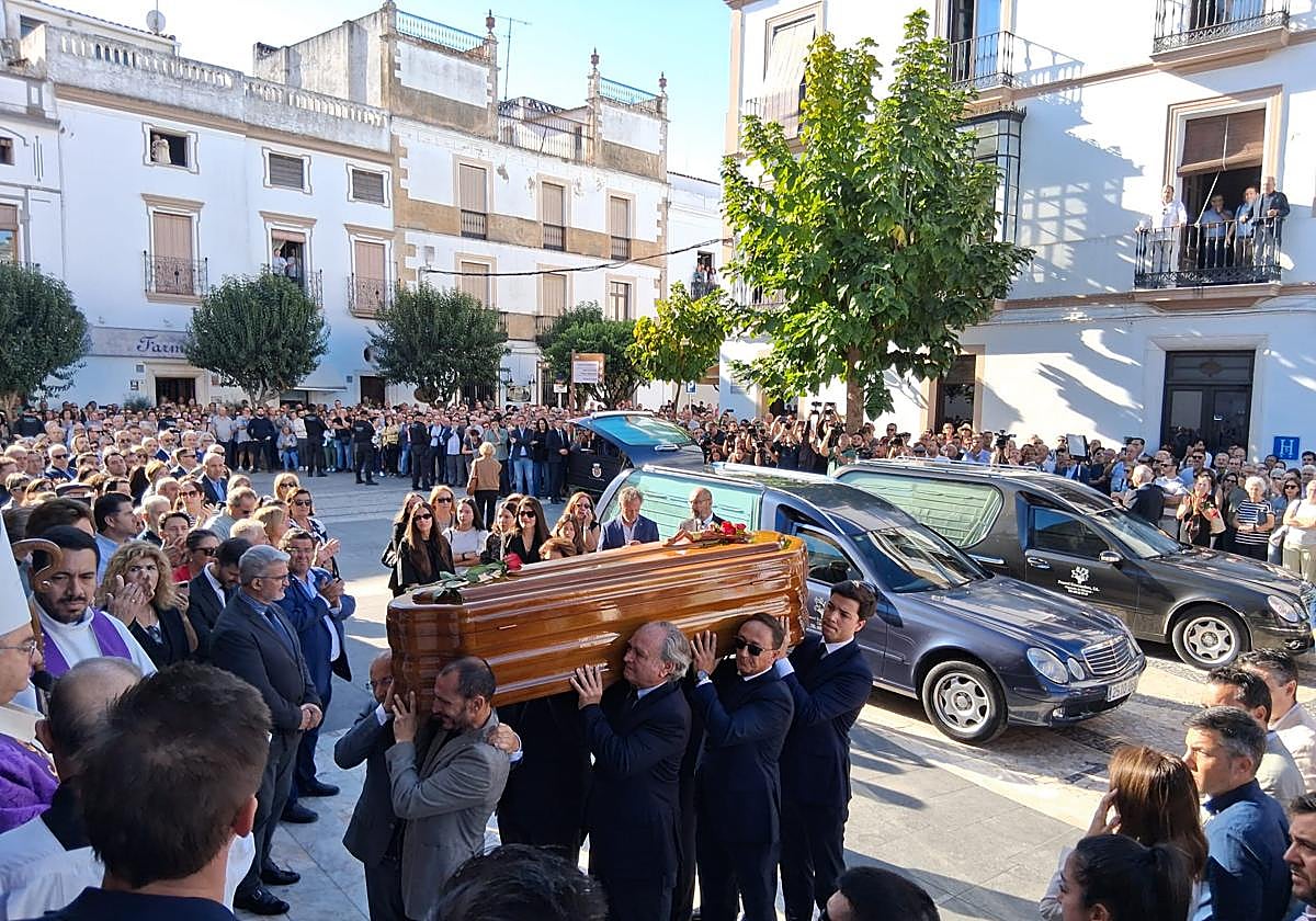 Vecinos de Olivenza esta mañana en el funeral de Guillermo Fernández Vara.