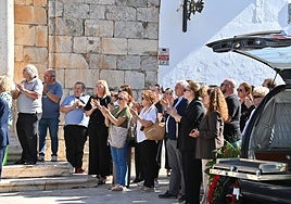 Vecinos a las puertas de la iglesia de Sana María Magdalena este lunes por la mañana.