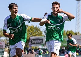 Ángel Carrasco celebra uno de sus dos goles con el Villanovense en un partido anterior ante el Gévora junto a Asier Álvarez.