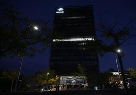 Fotos | Así ha sido la iluminación del nuevo letrero del edificio Ibercaja en Badajoz