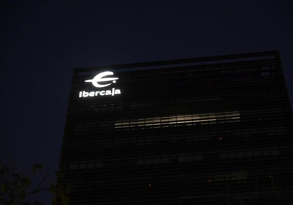 Fotos | Así ha sido la iluminación del nuevo letrero del edificio Ibercaja en Badajoz