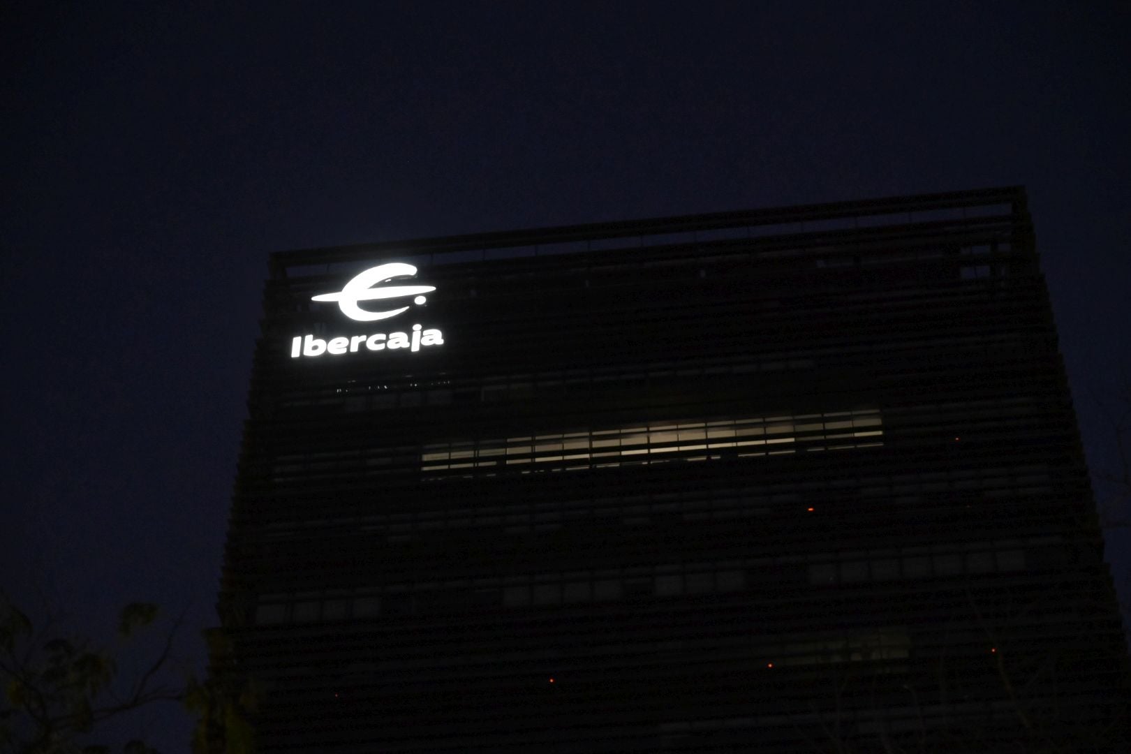 Fotos | Así ha sido la iluminación del nuevo letrero del edificio Ibercaja en Badajoz