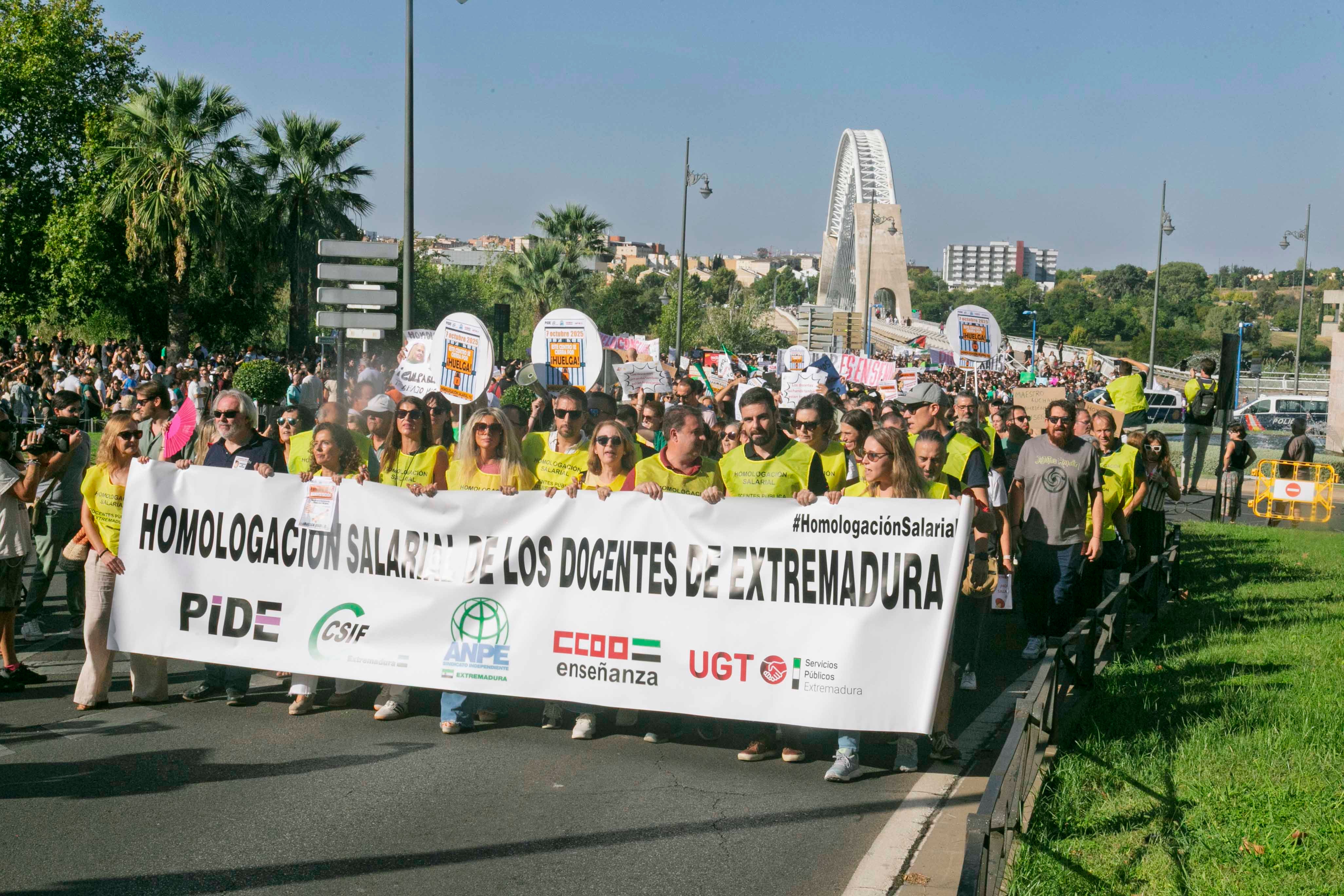 Fotos | Miles de docentes claman por una subida salarial en Mérida