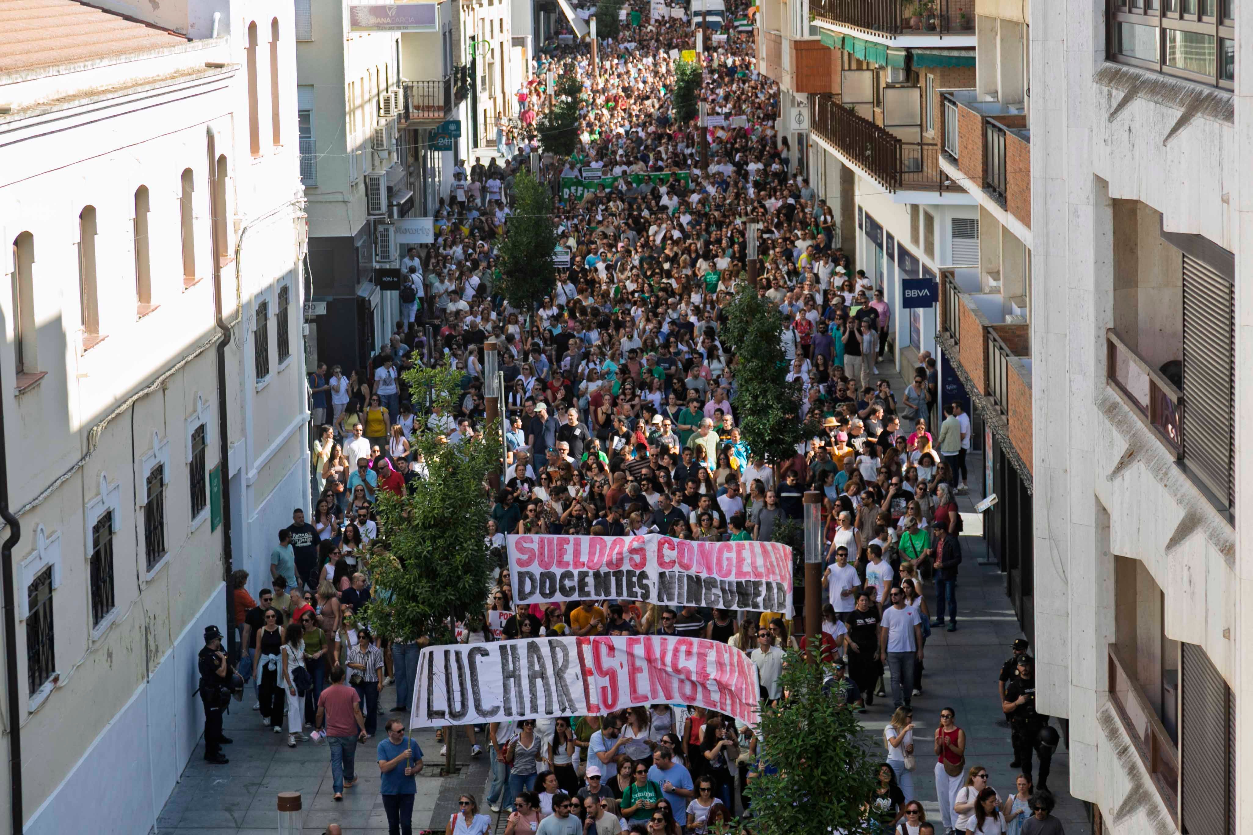 Fotos | Miles de docentes claman por una subida salarial en Mérida