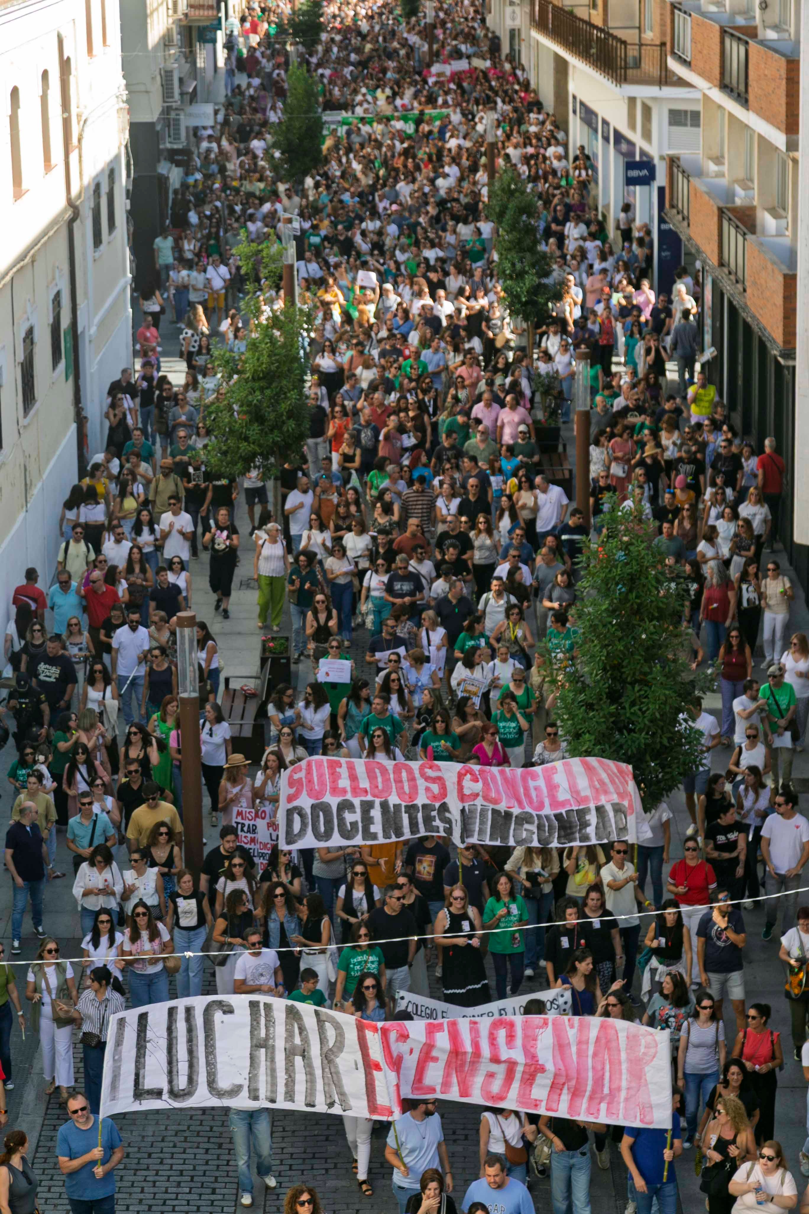 Fotos | Miles de docentes claman por una subida salarial en Mérida