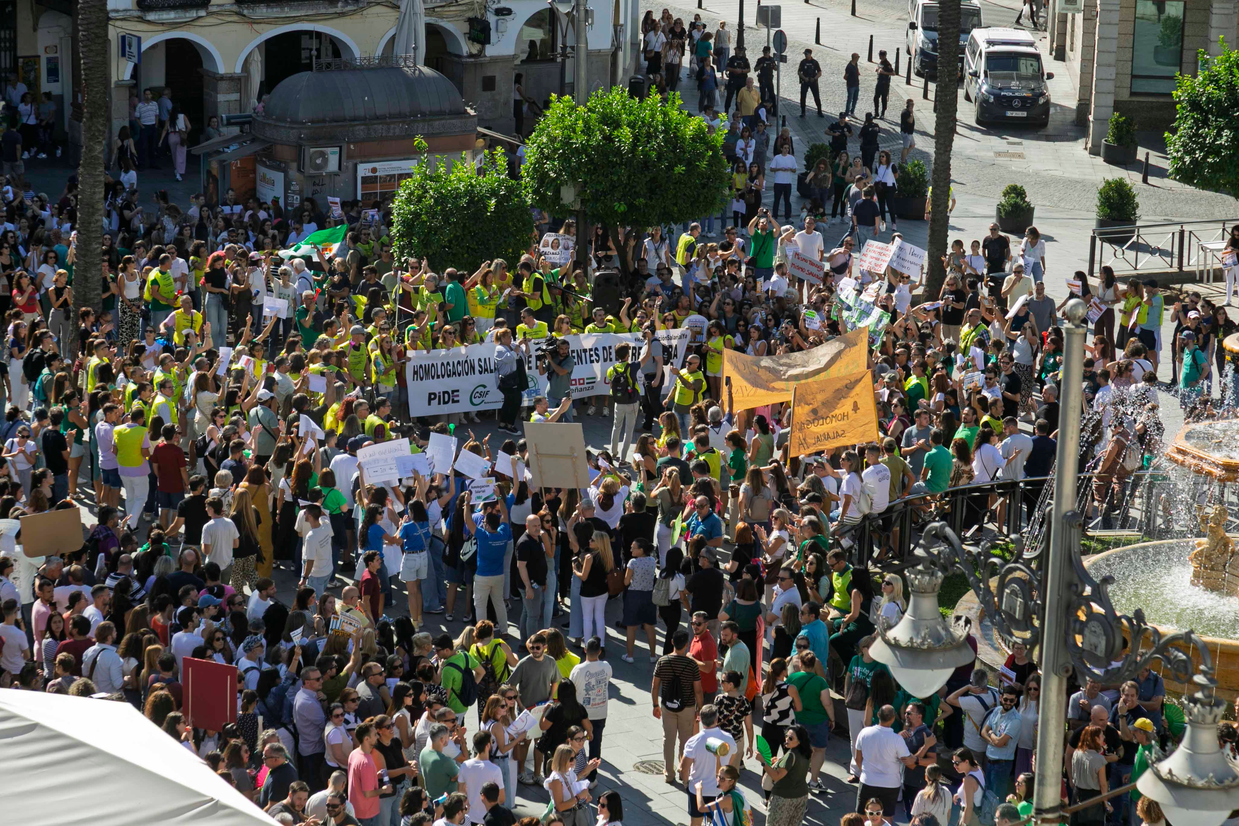 Fotos | Miles de docentes claman por una subida salarial en Mérida