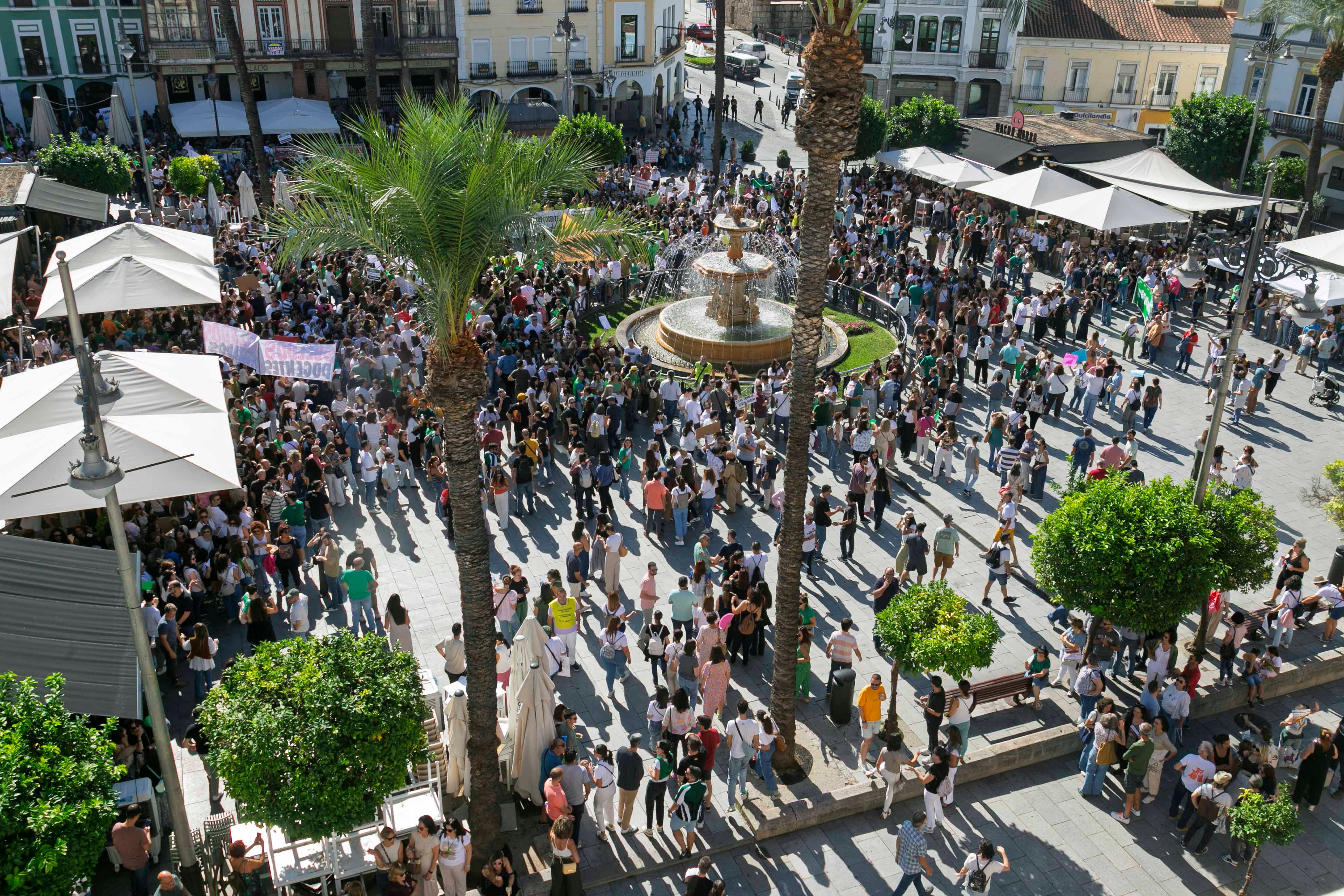 Fotos | Miles de docentes claman por una subida salarial en Mérida