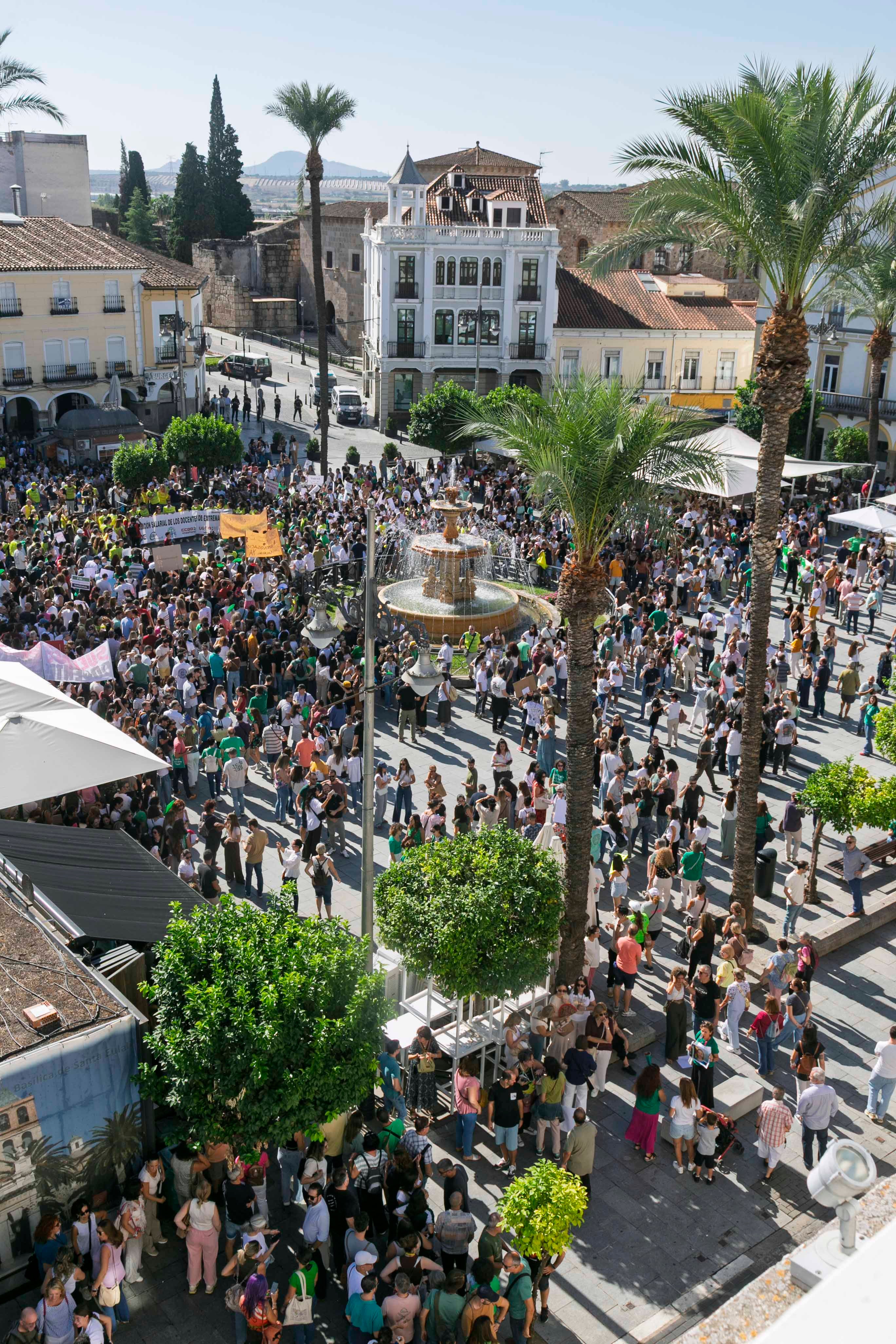 Fotos | Miles de docentes claman por una subida salarial en Mérida