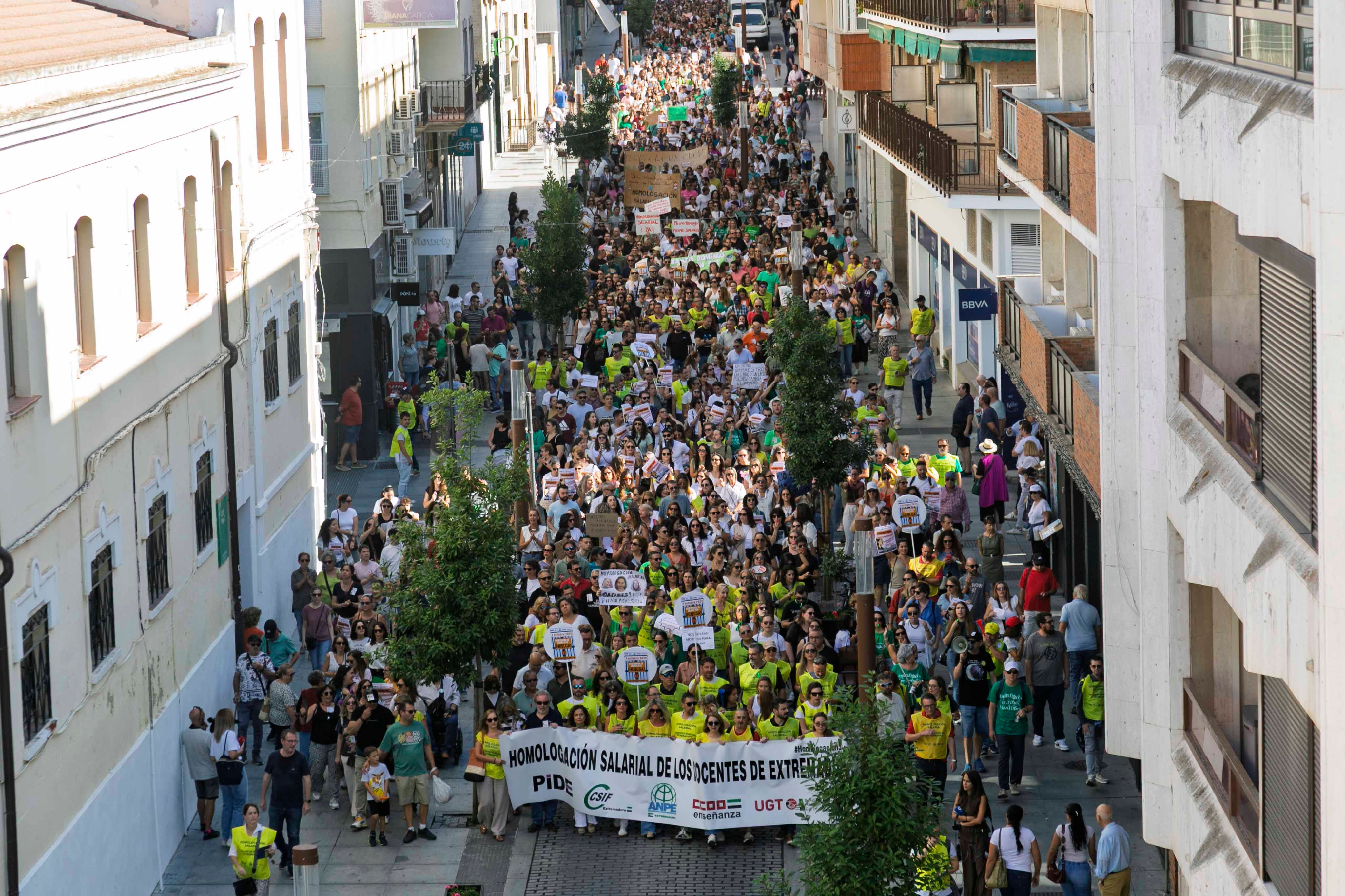 Fotos | Miles de docentes claman por una subida salarial en Mérida
