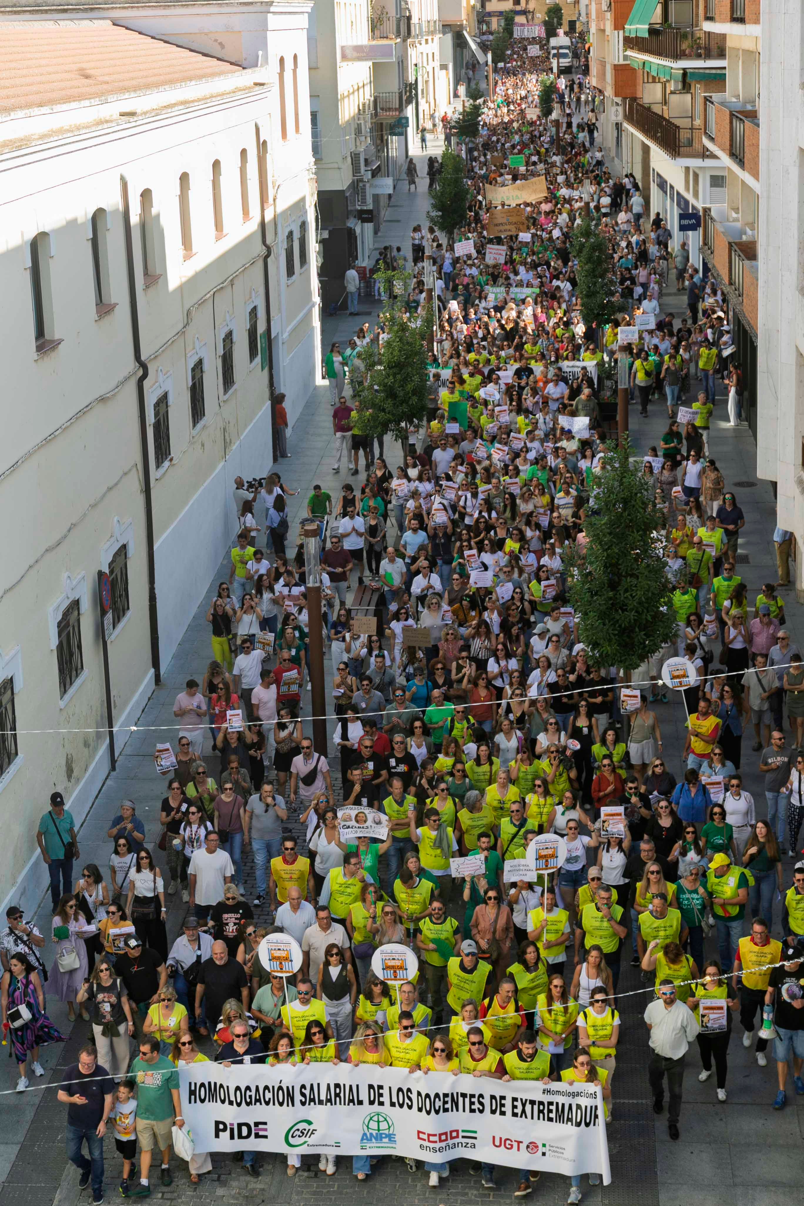 Fotos | Miles de docentes claman por una subida salarial en Mérida