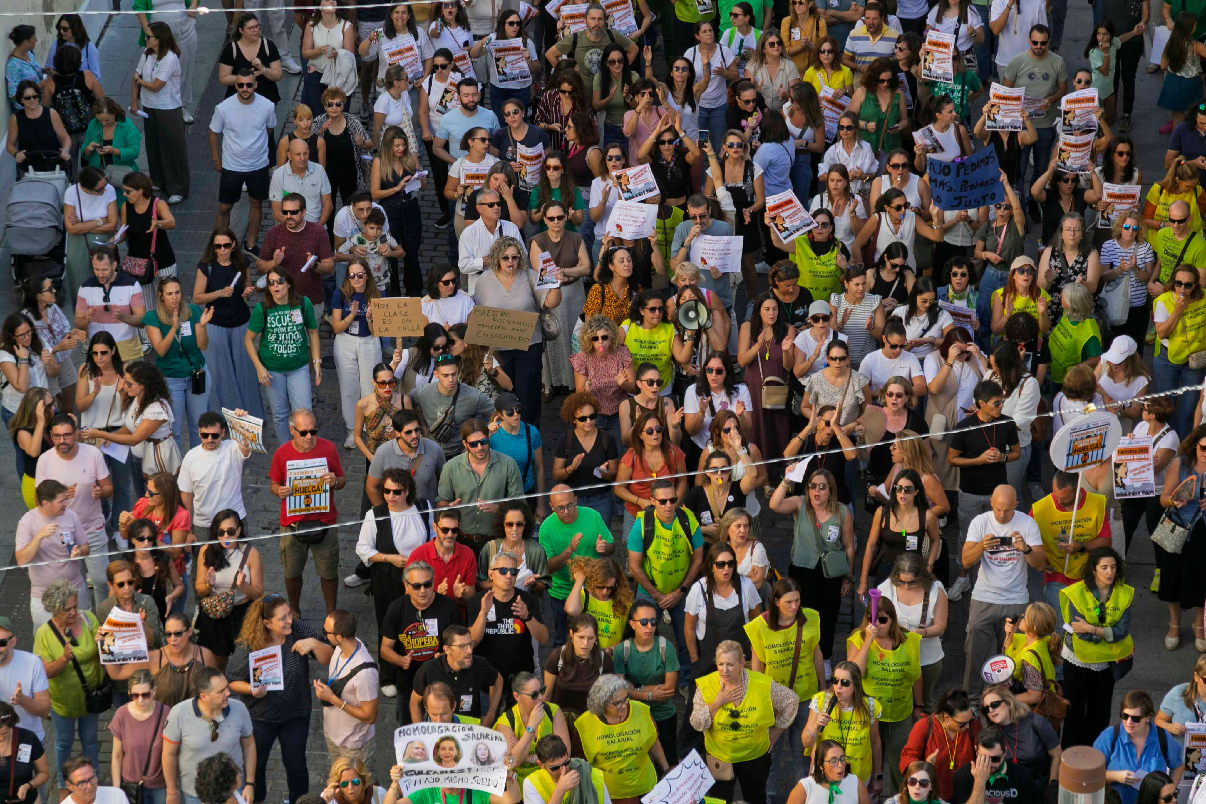 Fotos | Miles de docentes claman por una subida salarial en Mérida