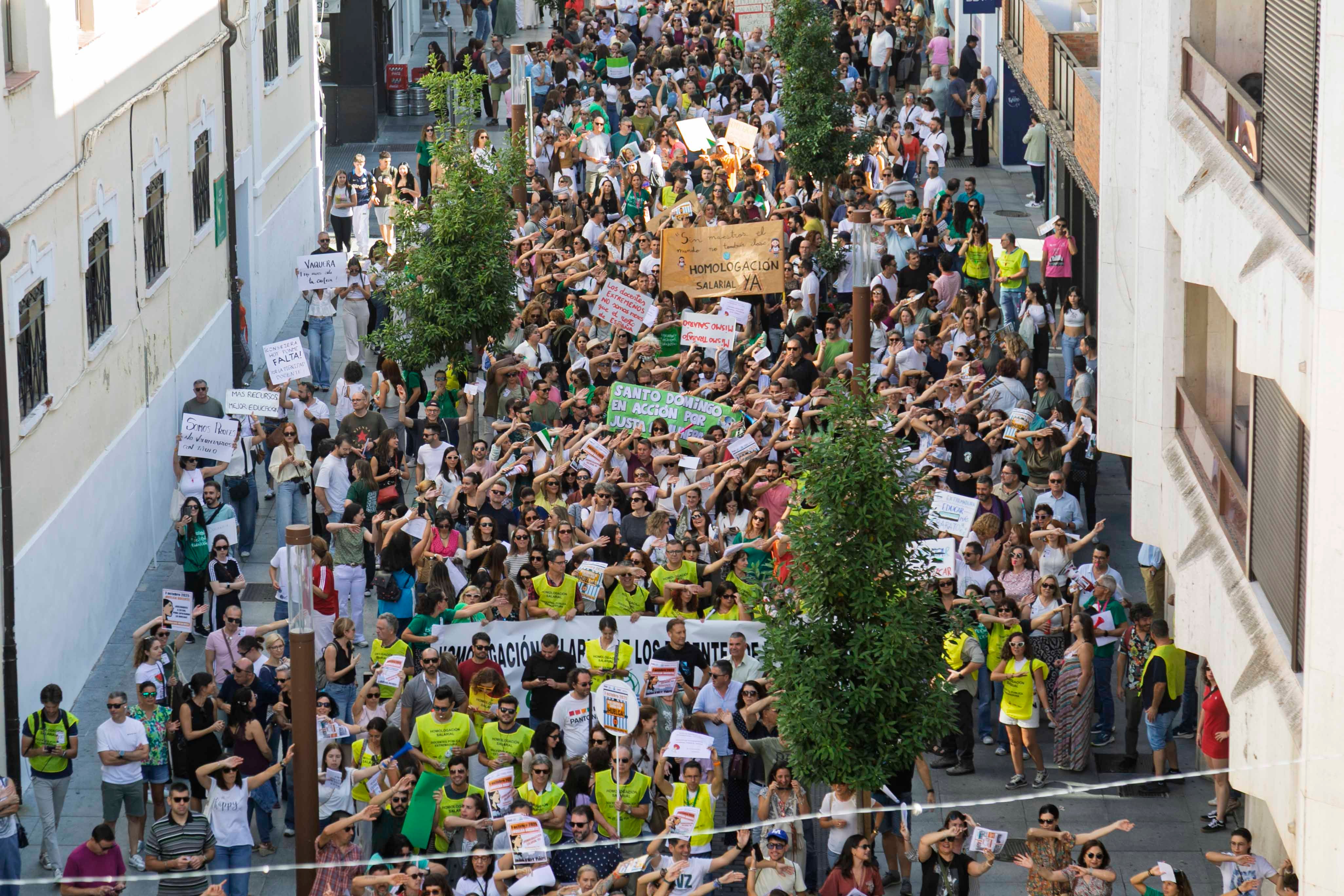Fotos | Miles de docentes claman por una subida salarial en Mérida