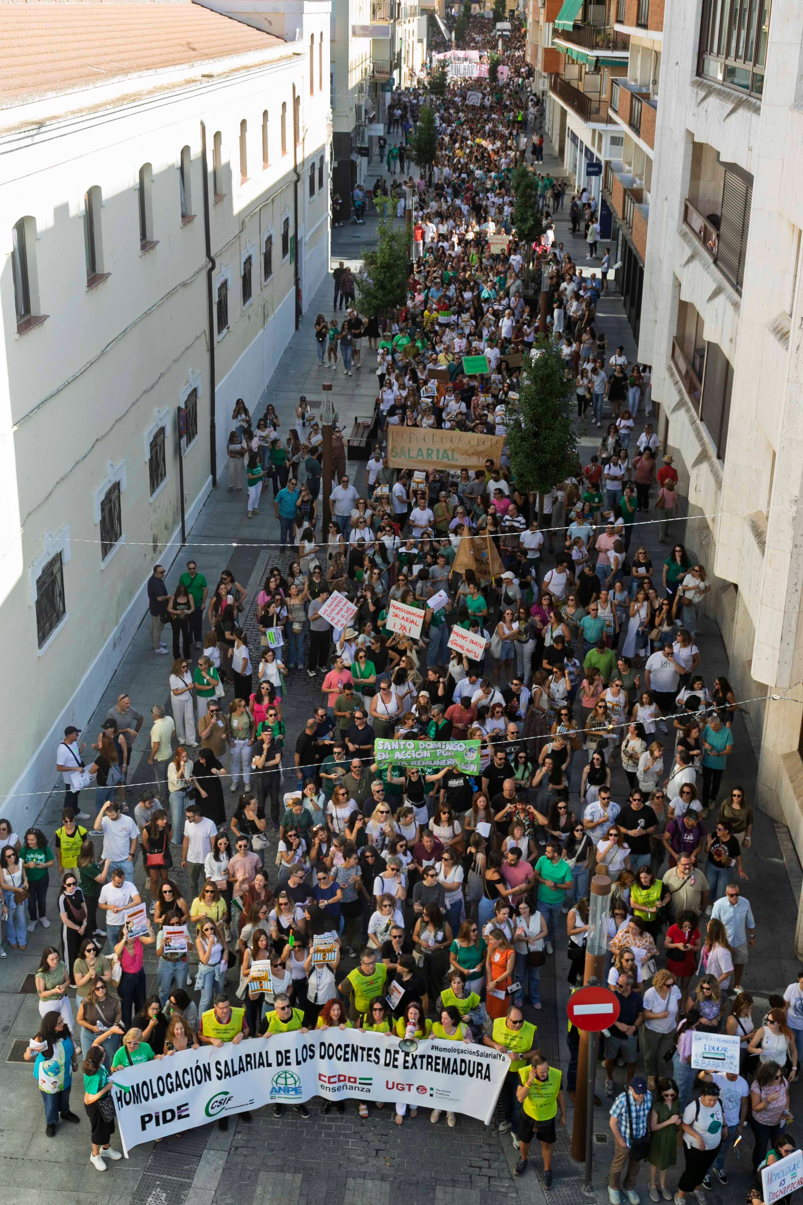 Fotos | Miles de docentes claman por una subida salarial en Mérida