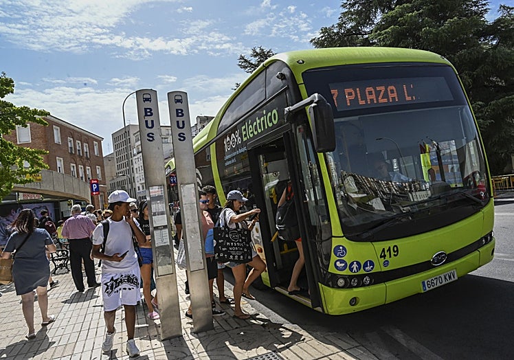 Un bus eléctrico en la plaza de la Libertad.