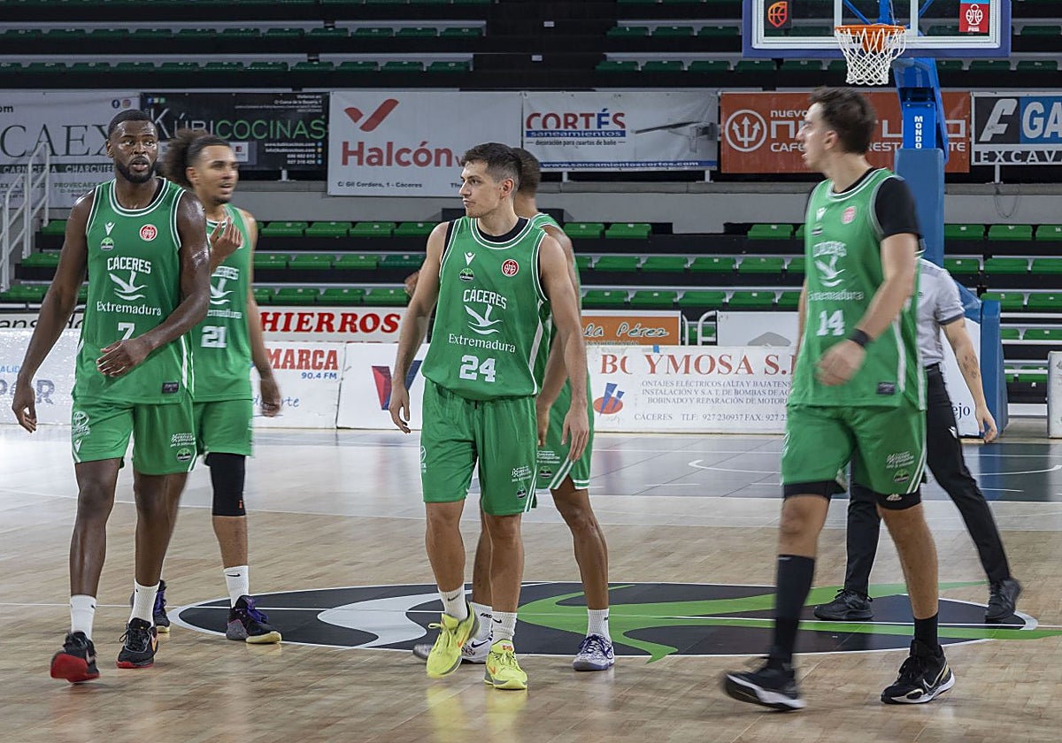 El Cáceres durante su compromiso de pretemporada ante el Morón en el Multiusos.