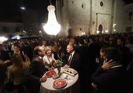 El ministro de Turismo, Jordi Hereu, junto a la consejera de Turismo de Extremadura, Victoria Bazaga y el alcalde de Cáceres, Rafael Mateos.