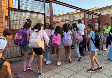 Los padres llevan a sus hijos a clase: «No tenemos más remedio, nosotros también trabajamos»