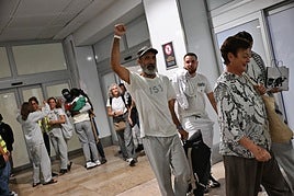 Kurdo, con el brazo levantado y la camiseta con el número 153, a su llegada a Madrid.