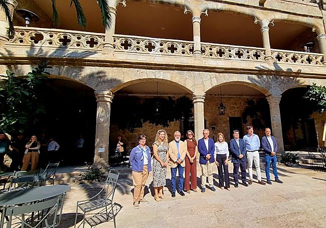 Autoridades y responsables de Paradores, en el patio de armas.