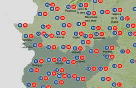Un padre fotografía a sus hijas, durante el Punte del Pilar de 2023, en la escena del Teatro Romano de Mérida.