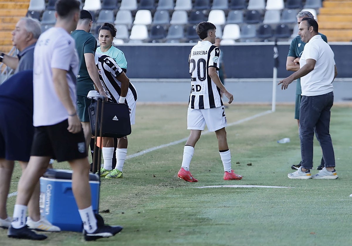 Barrena se retira lesionado antes del descanso en el partido del Badajoz frente al Diocesano.