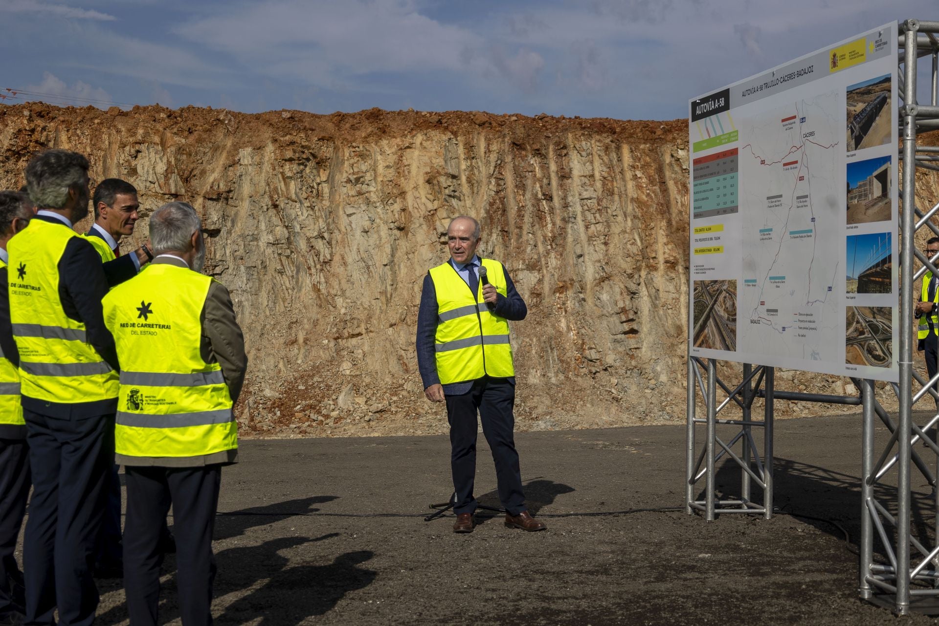 Fotos | Pedro Sánchez y Óscar Puente visitan las obras de la A-58, que unirá Badajoz y Cáceres