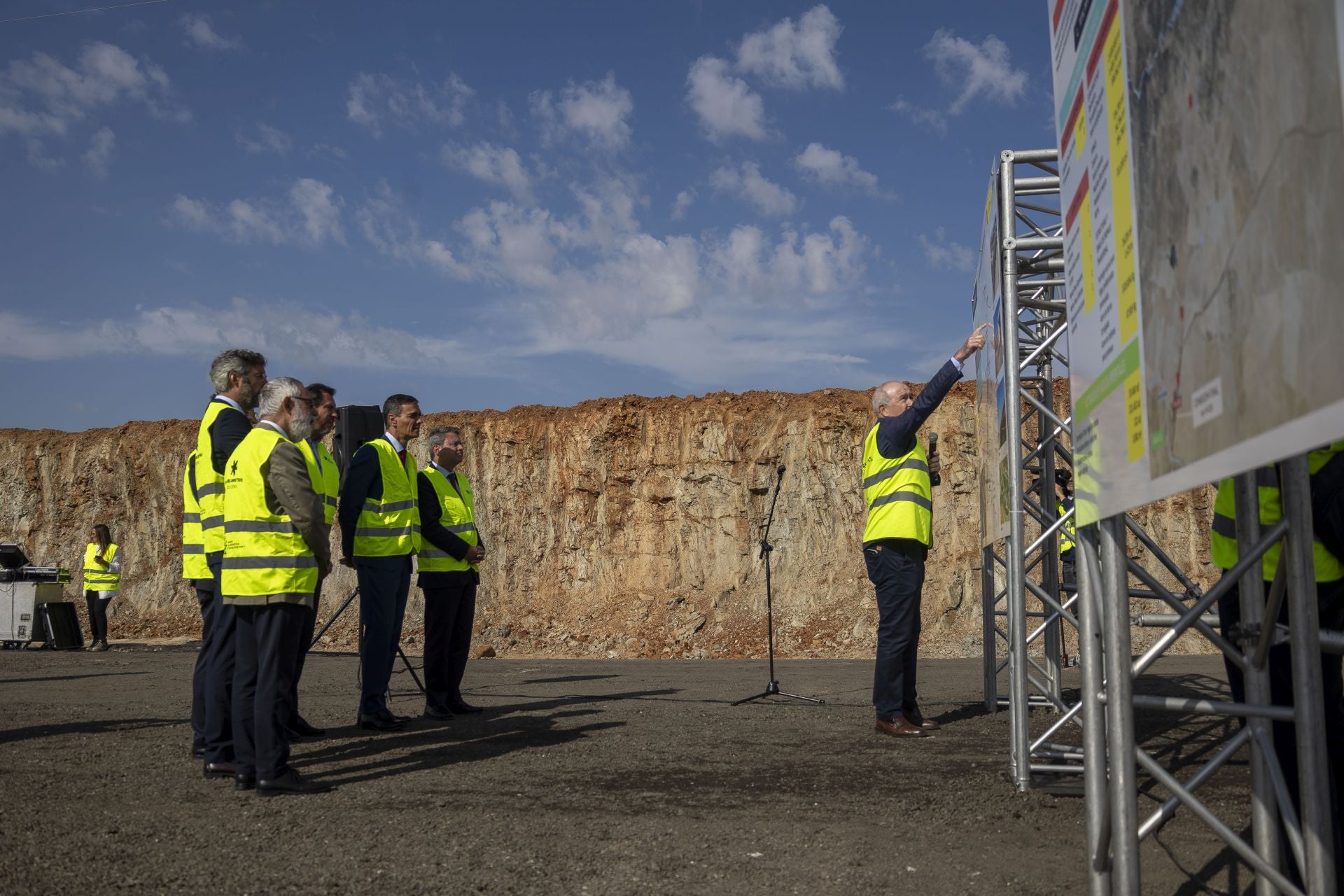 Fotos | Pedro Sánchez y Óscar Puente visitan las obras de la A-58, que unirá Badajoz y Cáceres