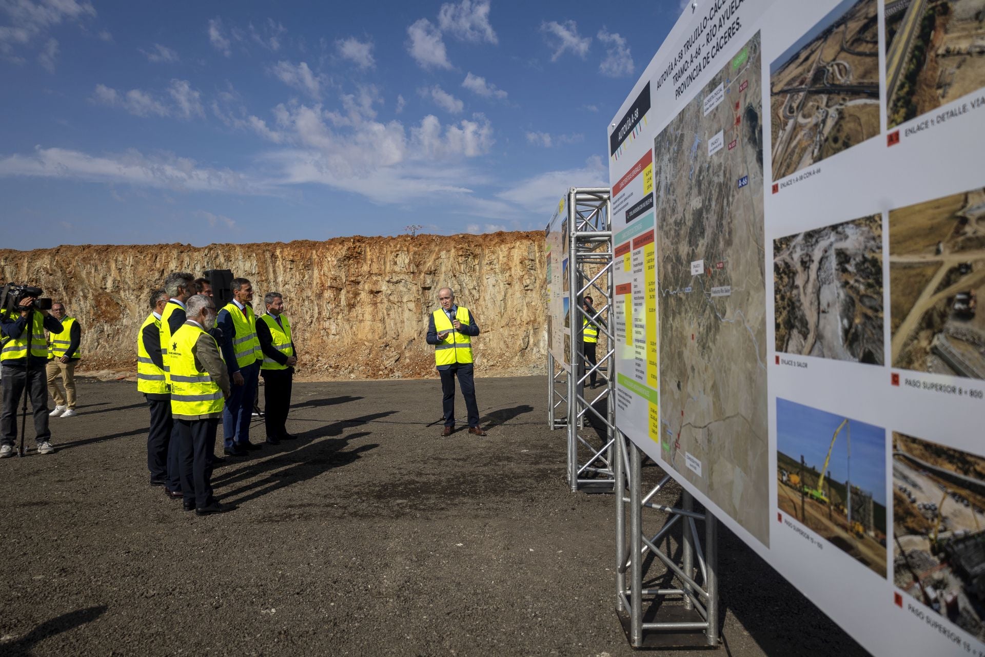 Fotos | Pedro Sánchez y Óscar Puente visitan las obras de la A-58, que unirá Badajoz y Cáceres