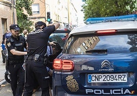 Uno de los detenidos por el homicidio saliendo de un registro.