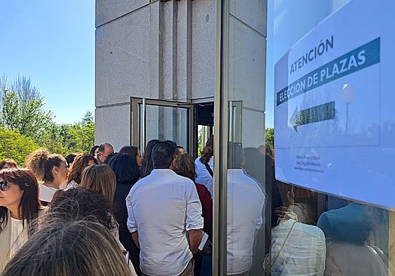 Participantes en el proceso de estabilización acuden al llamamiento para elegir plaza.