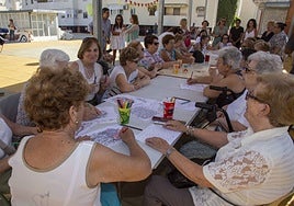 Un grupo de personas mayores de Mérida durante unos talleres.