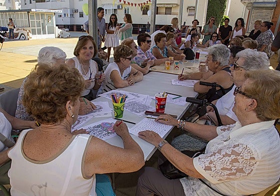 Un grupo de personas mayores de Mérida durante unos talleres.
