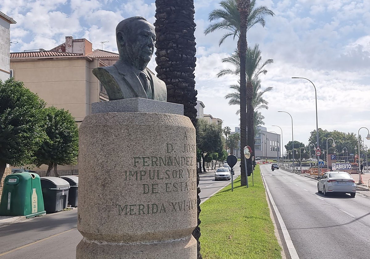 Busto de José Fernández López, descubierto en 1996, en la avenida de su mismo nombre en Mérida.