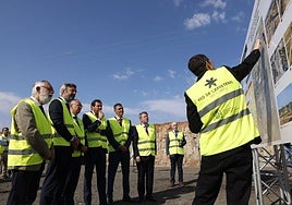 Pedro Sánchez junto al ministro Óscar Puente en su visita a las obras de la A-58.
