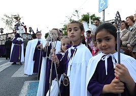 Pequeños cofrades junto al paso de Jesús Orando en el Huerto en una salida del Martes Santo de la Hermandad del Calvario.