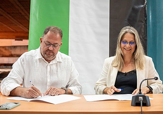 Rodríguez Osuna y la directora ejecutiva de INRWA España, Raquel Martí.