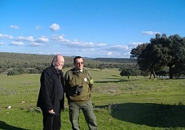 László Krasznahorkai junto al guarda forestal de la Junta Antonio Gutiérrez.