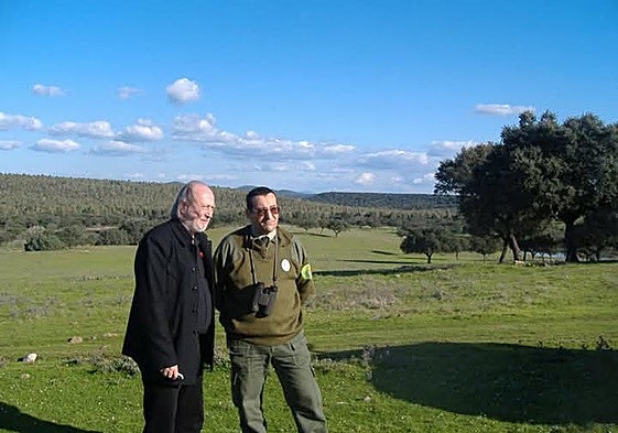 László Krasznahorkai junto al guarda forestal de la Junta Antonio Gutiérrez.